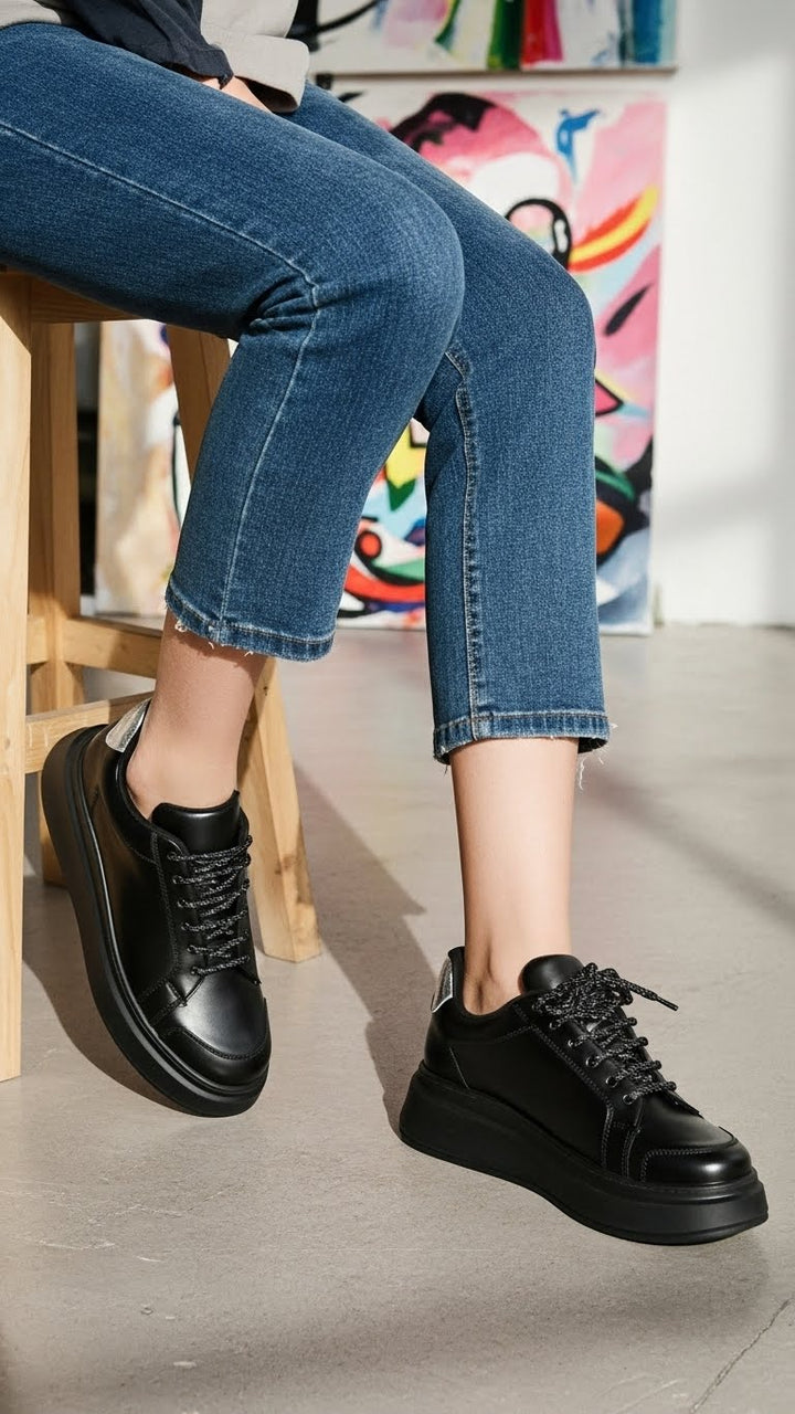 Black Casual Sneaker For Women AT7364