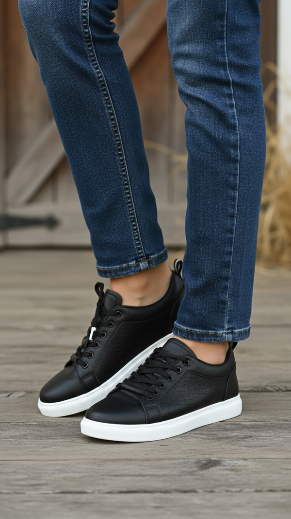 Black Casual Sneaker For Women AT7444