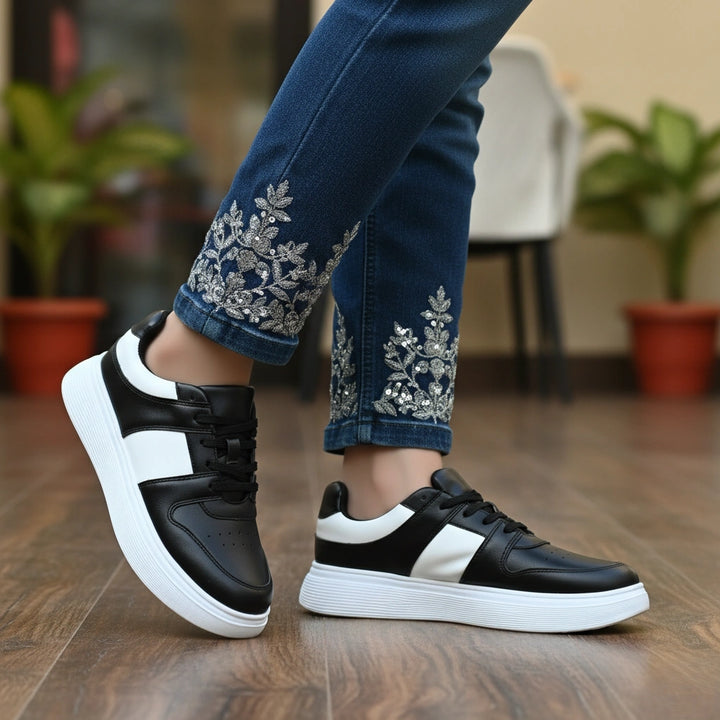 Black Casual Sneaker For Women AT7498