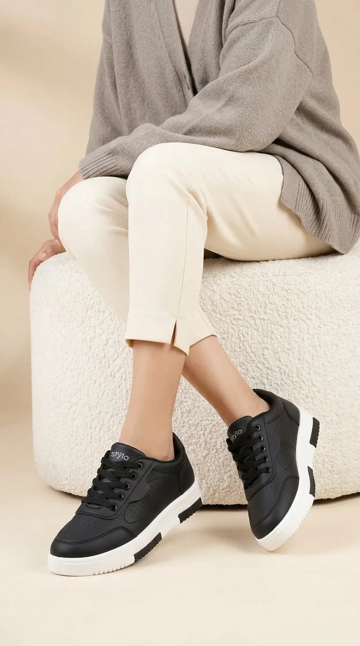 Black Casual Sneaker For Women AT7564