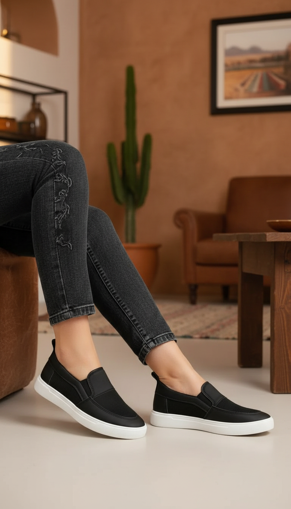 Black Women Casual Sneaker AT9110